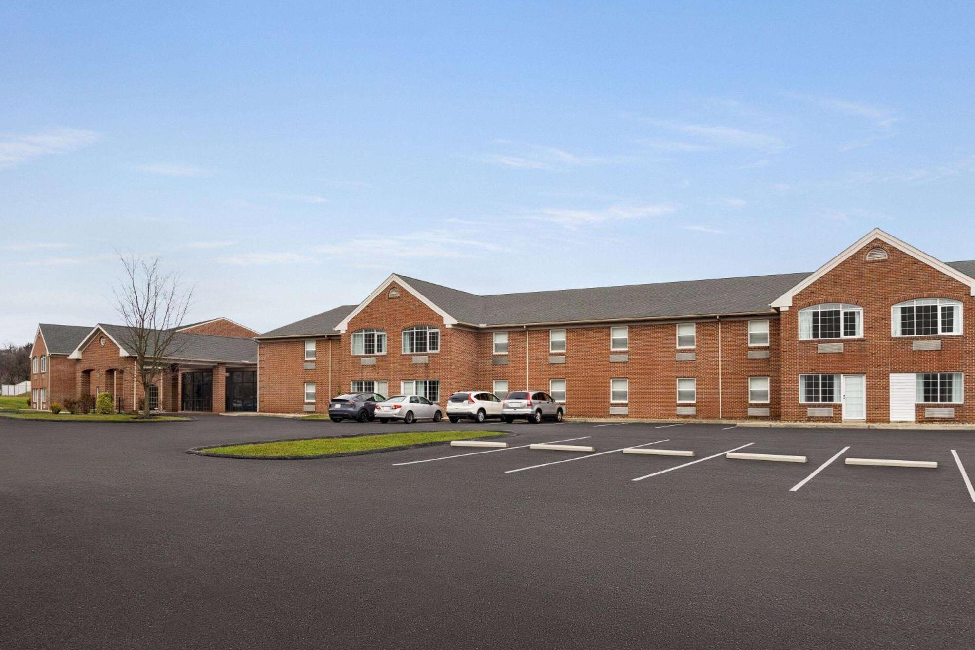 Days Inn & Suites By Wyndham Lancaster Amish Country Mountville Kültér fotó
